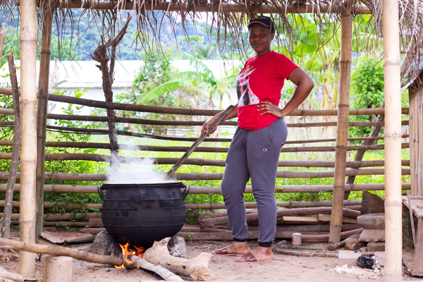 Boiling the strained palm oil